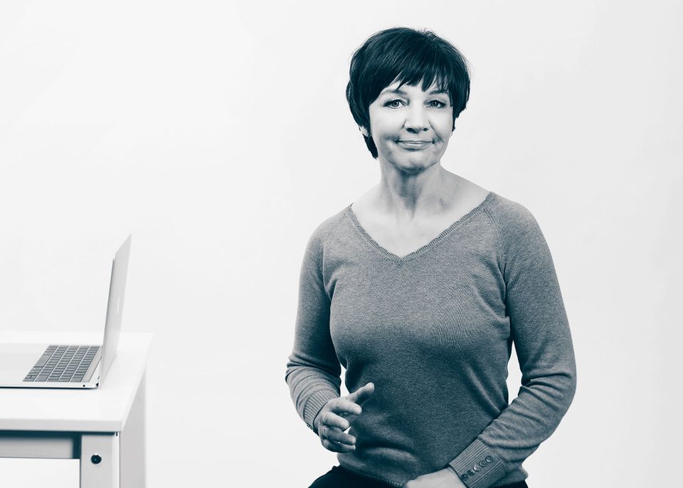 Claudia Leobacher bei der Arbeit am Laptop