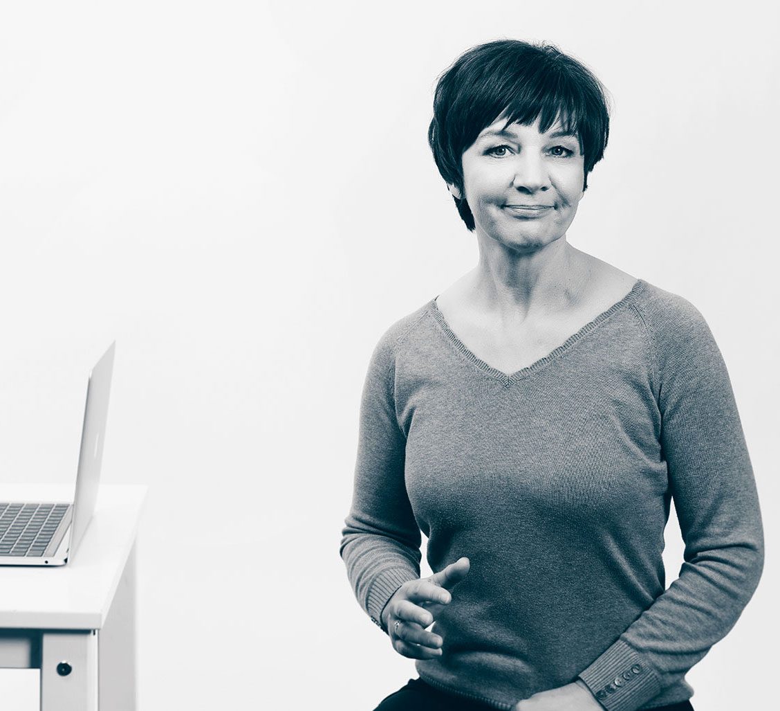 Claudia Leobacher bei der Arbeit an Webinhalten und Suchmaschinenoptimierung